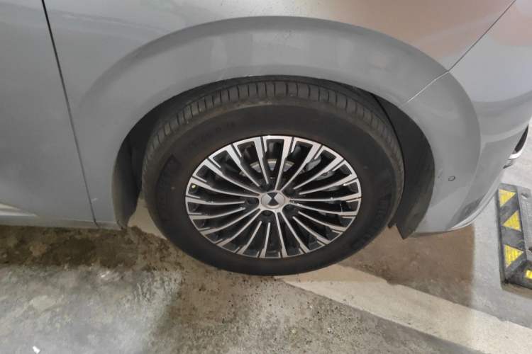Used Denza D9 2022 DM-i 970 Four-Wheel Drive Flagship Model Right Front Wheel Hub