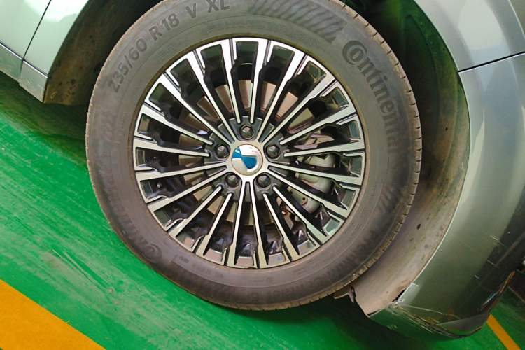 Used Denza D9 2022 DM-i 1040 Prestige Model Right Front Wheel Hub