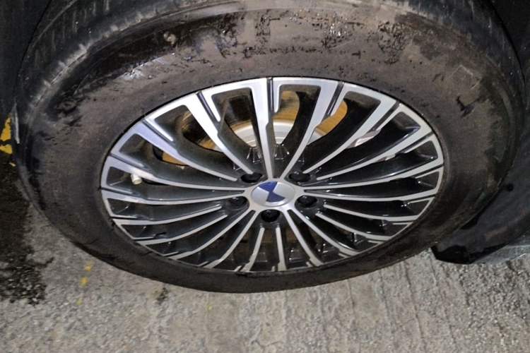 Used Denza D9 2022 DM-i 1040 Prestige Model Right Front Wheel Hub