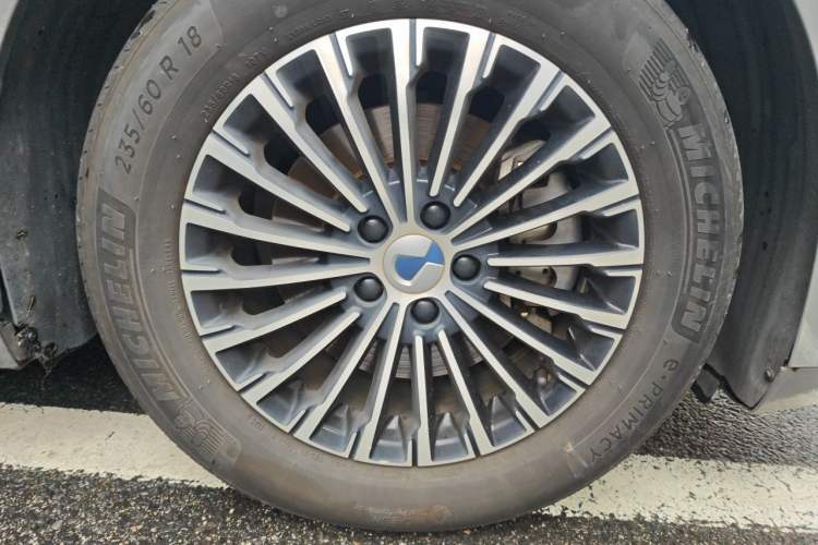 Used Denza D9 2022 DM-i 970 Four-Wheel Drive Prestige Model Right Front Wheel Hub