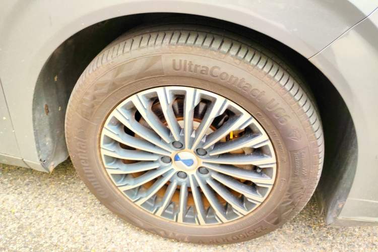 Used Denza D9 2022 DM-i 970 Four-Wheel Drive Flagship Model Right Front Wheel Hub