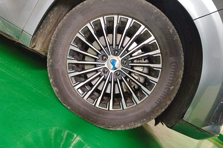 Used Denza D9 2022 DM-i 1040 Prestige Model Right Front Wheel Hub