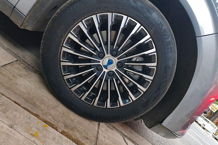Used Denza D9 2022 DM-i 1040 Prestige Model Right Front Wheel Hub