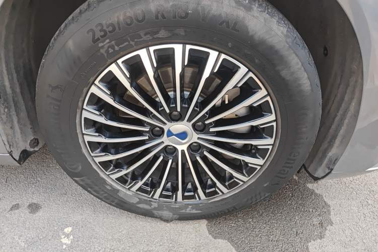 Used Denza D9 2022 DM-i 945 Luxury Model Right Front Wheel Hub