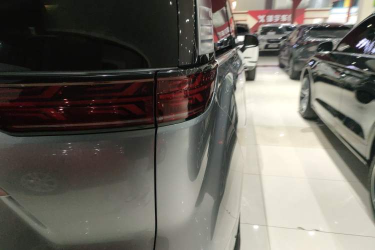 Used Denza D9 2022 DM-i 970 Four-Wheel Drive Flagship Model Right Rear Taillight