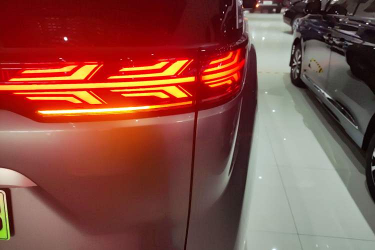 Used Denza D9 2022 DM-i 970 Four-Wheel Drive Flagship Model Right Rear Taillight