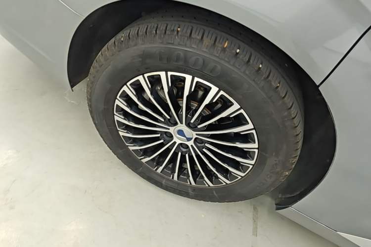 Used Denza D9 2022 DM-i 1040 Prestige Model Right Rear Wheel Hub