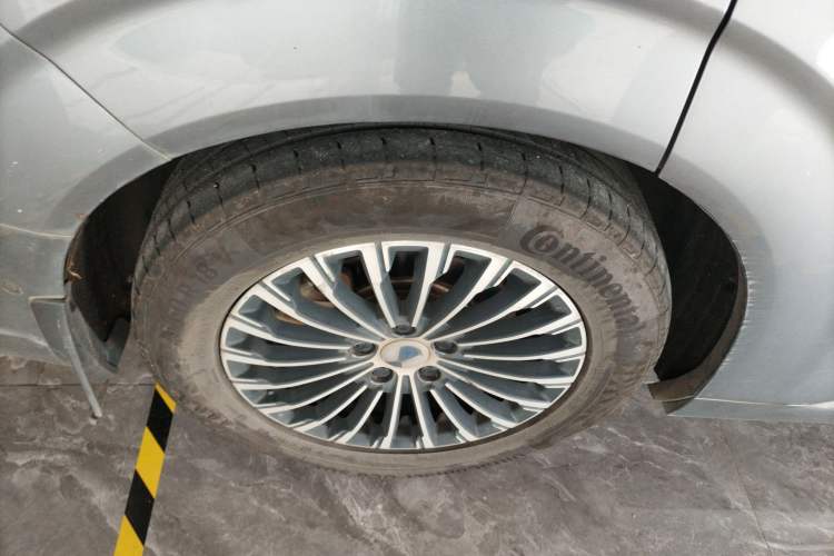 Used Denza D9 2022 DM-i 970 Four-Wheel Drive Flagship Model Right Rear Wheel Hub