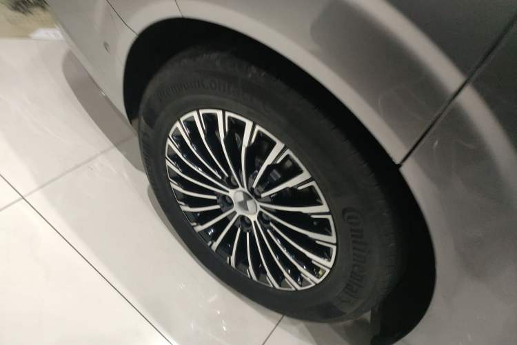 Used Denza D9 2022 DM-i 970 Four-Wheel Drive Flagship Model Right Rear Wheel Hub