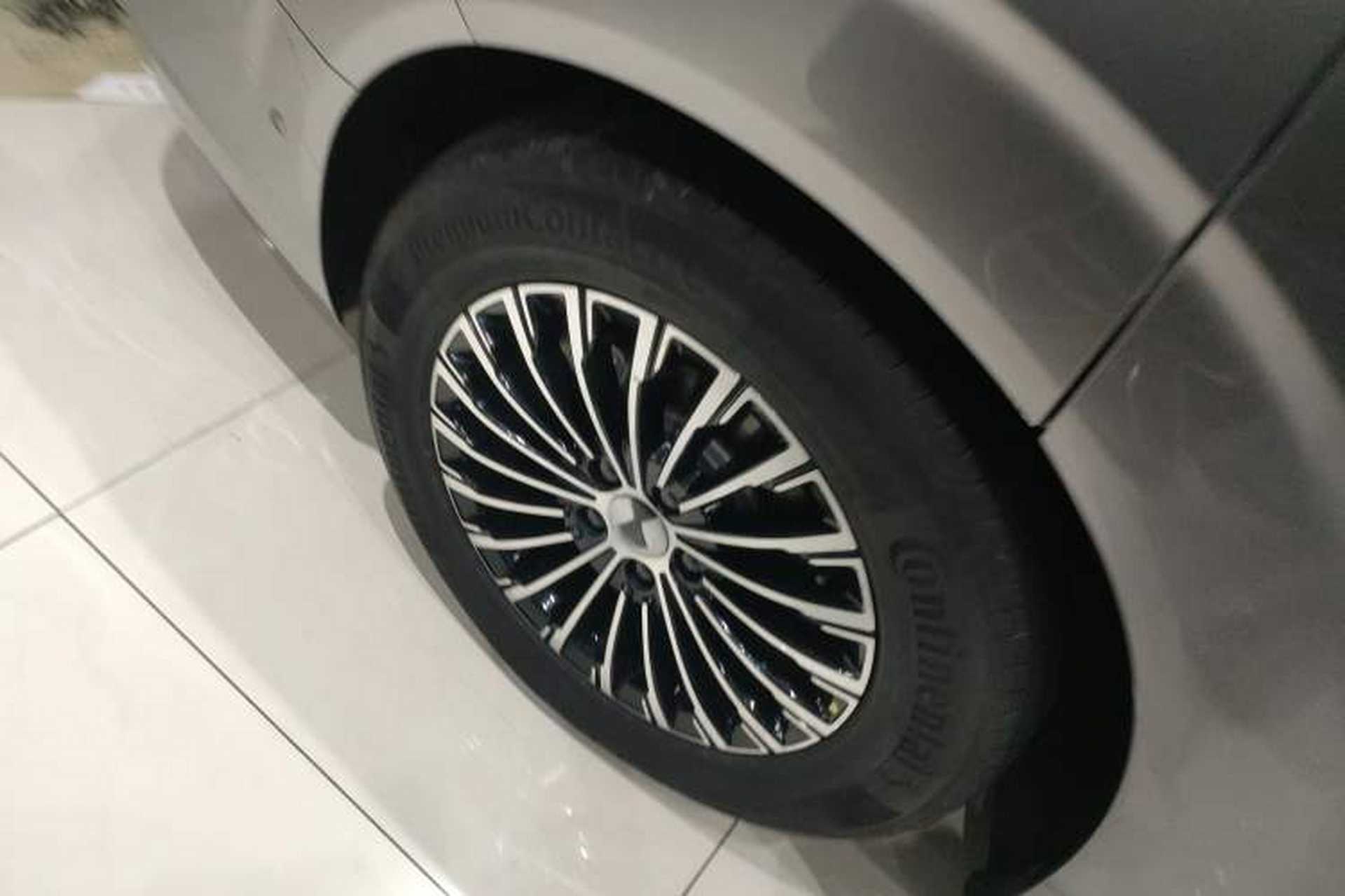 Used Denza D9 2022 DM-i 970 Four-Wheel Drive Flagship Model Right Rear Wheel Hub