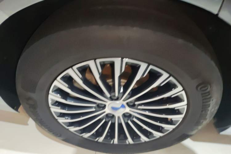 Used Denza D9 2022 DM-i 970 Four-Wheel Drive Flagship Model Right Rear Wheel Hub