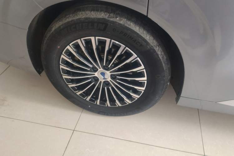 Used Denza D9 2022 DM-i 1040 Prestige Model Right Rear Wheel Hub