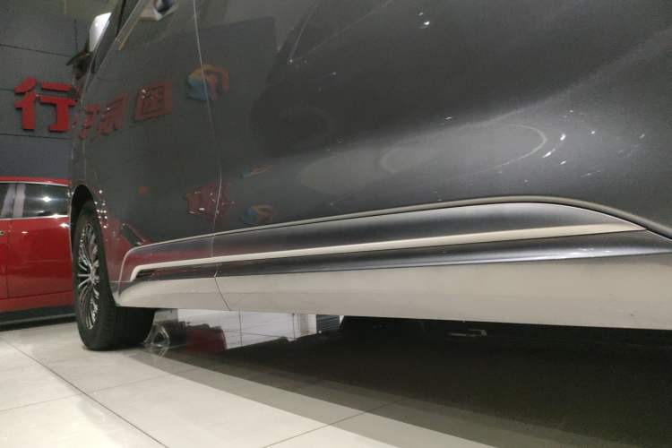 Used Denza D9 2022 DM-i 970 Four-Wheel Drive Flagship Model Right Side Sill