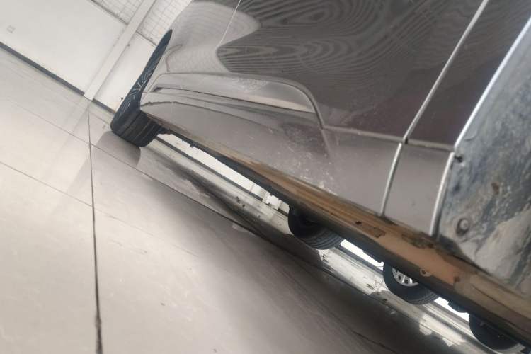 Used Denza D9 2022 DM-i 1040 Prestige Model Right Side Sill
