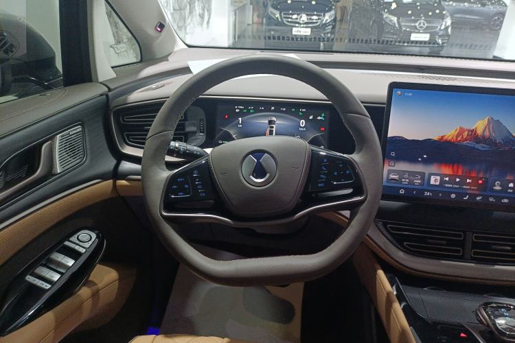 Used Denza D9 2022 DM-i 970 Four-Wheel Drive Flagship Model Steering Wheel