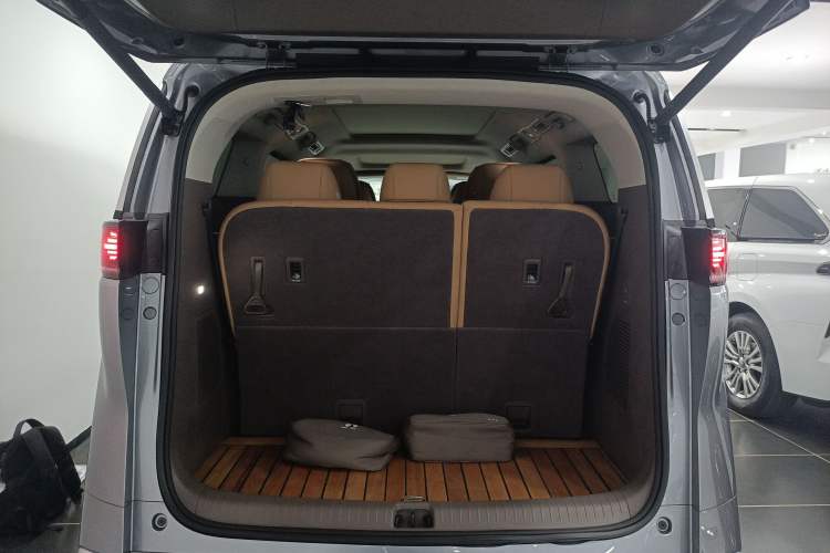 Used Denza D9 2022 DM-i 970 Four-Wheel Drive Flagship Model Trunk