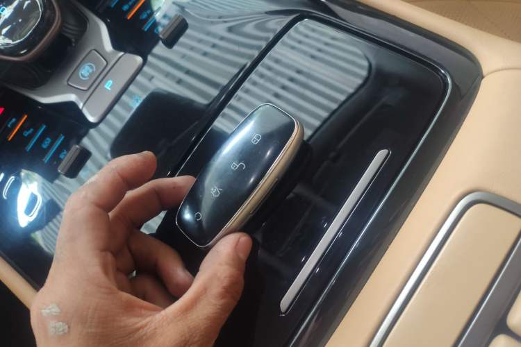 Used Denza D9 2022 DM-i 1040 Prestige Model Vehicle Key