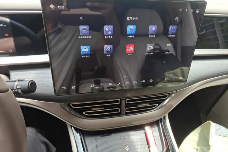 Used Denza D9 2022 DM-i 970 Four-Wheel Drive Prestige Model Audio And AC Panel