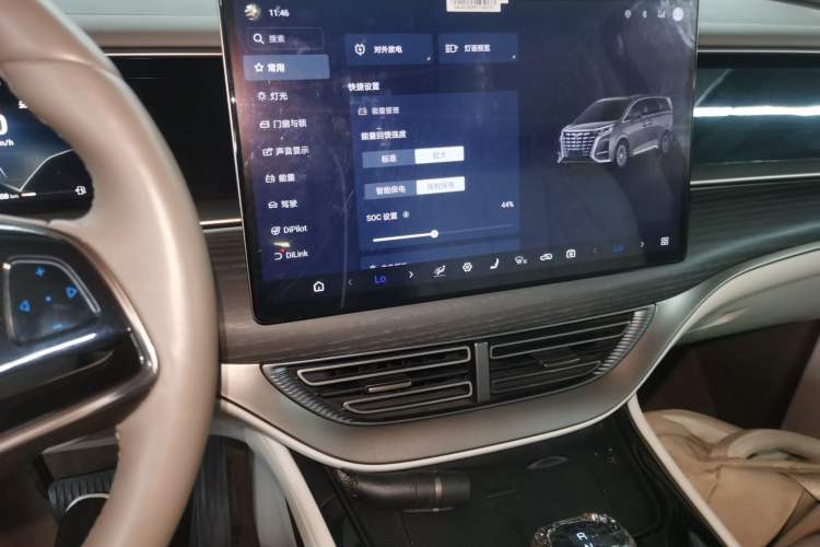 Used Denza D9 2022 DM-i 970 Four-Wheel Drive Flagship Model Audio And AC Panel