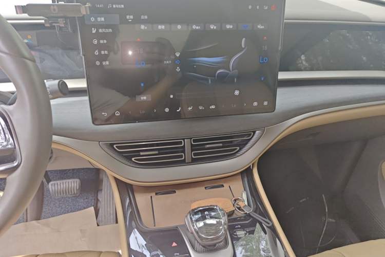 Used Denza D9 2022 DM-i 970 Four-Wheel Drive Flagship Model Audio And AC Panel