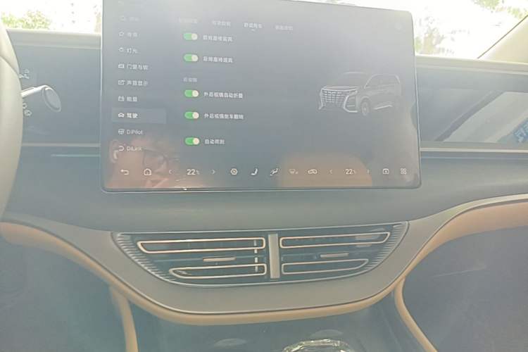 Used Denza D9 2022 DM-i 970 Four-Wheel Drive Flagship Model Audio And AC Panel