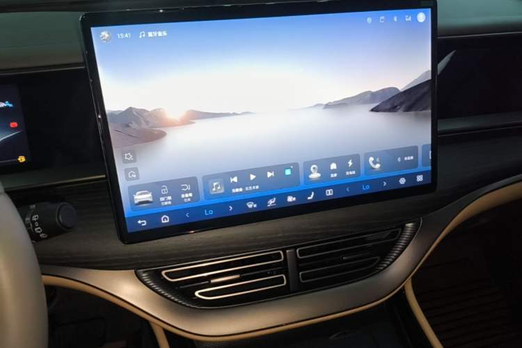 Used Denza D9 2022 DM-i 970 Four-Wheel Drive Flagship Model Audio And AC Panel