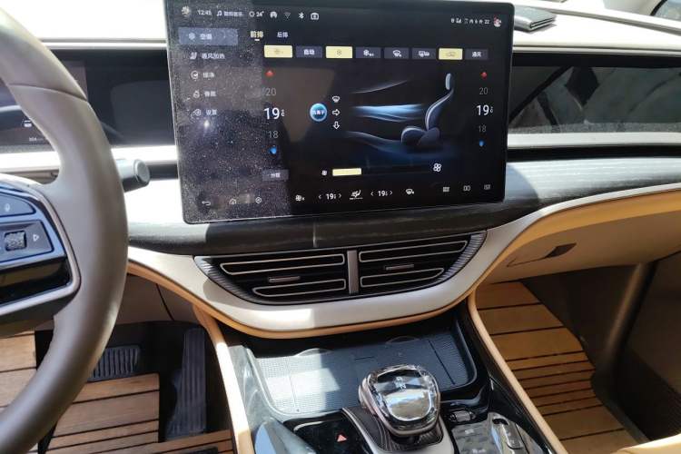 Used Denza D9 2022 DM-i 970 Four-Wheel Drive Prestige Model Audio And AC Panel