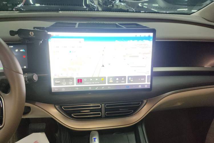Used Denza D9 2022 DM-i 970 Four-Wheel Drive Flagship Model Audio And AC Panel