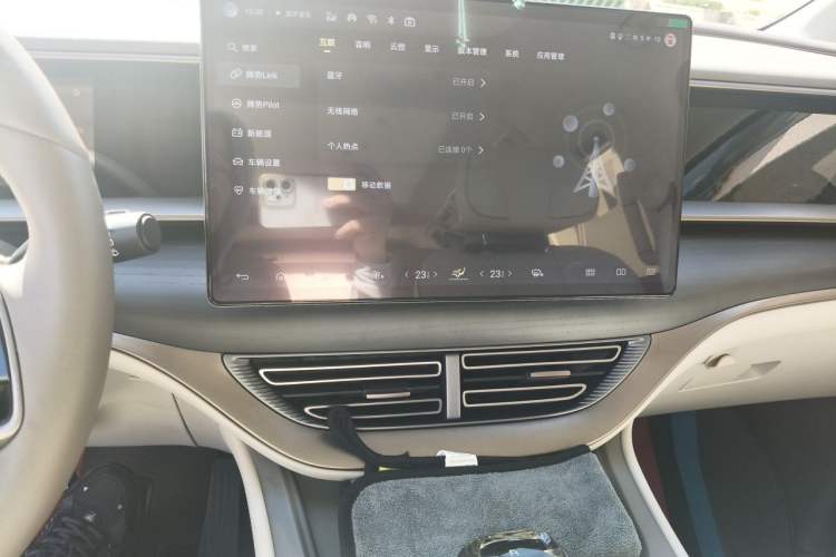 Used Denza D9 2022 DM-i 970 Four-Wheel Drive Flagship Model Audio And AC Panel