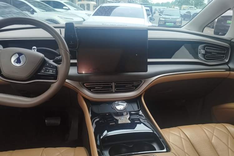 Used Denza D9 2022 DM-i 970 Four-Wheel Drive Prestige Model Audio And AC Panel
