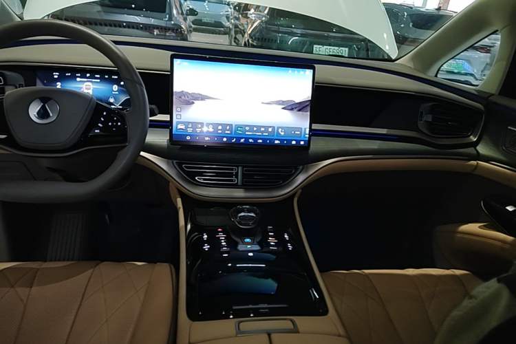 Used Denza D9 2022 DM-i 970 Four-Wheel Drive Flagship Model Audio And AC Panel