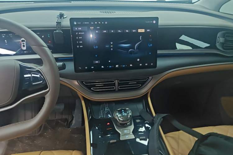 Used Denza D9 2022 DM-i 970 Four-Wheel Drive Flagship Model Audio And AC Panel