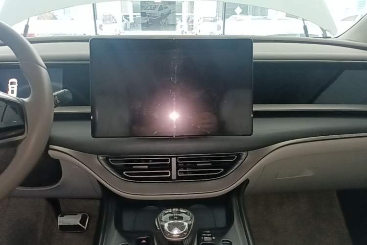 Used Denza D9 2022 DM-i 970 Four-Wheel Drive Prestige Model Audio And AC Panel