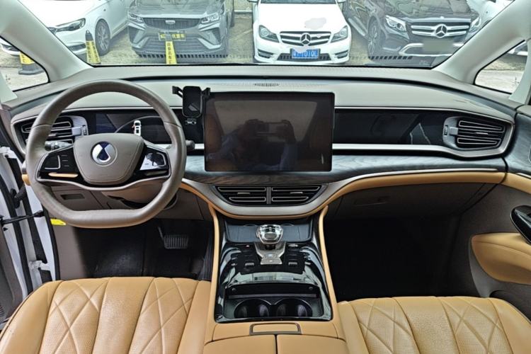 Used Denza D9 2022 DM-i 1040 Prestige Model Center Console