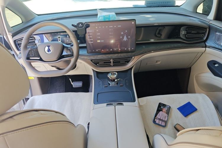Used Denza D9 2022 DM-i 945 Luxury Model Center Console
