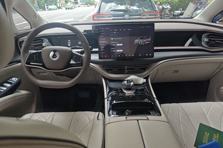 Used Denza D9 2022 DM-i 970 Four-Wheel Drive Flagship Model Center Console