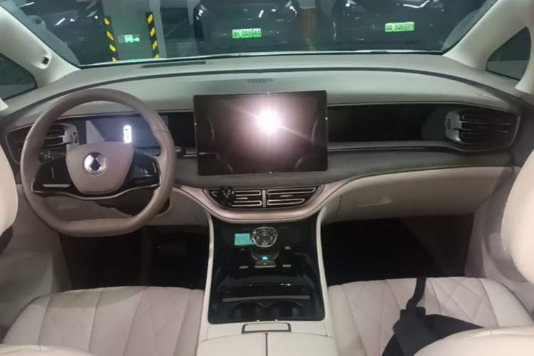 Used Denza D9 2022 DM-i 970 Four-Wheel Drive Flagship Model Center Console