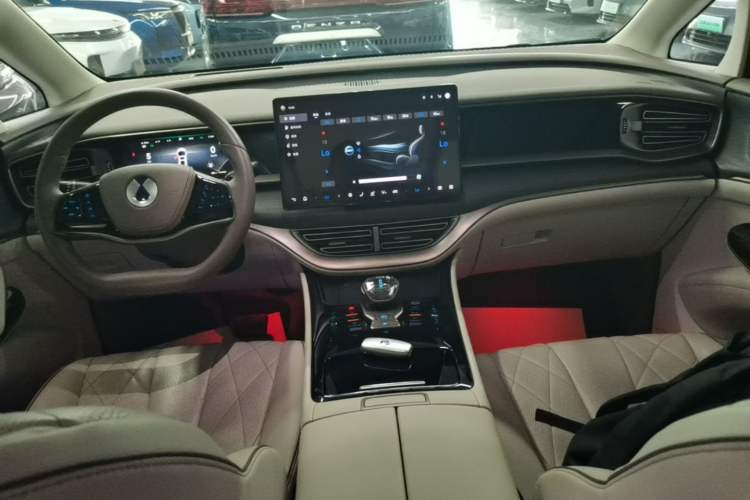 Used Denza D9 2022 DM-i 970 Four-Wheel Drive Prestige Model Center Console