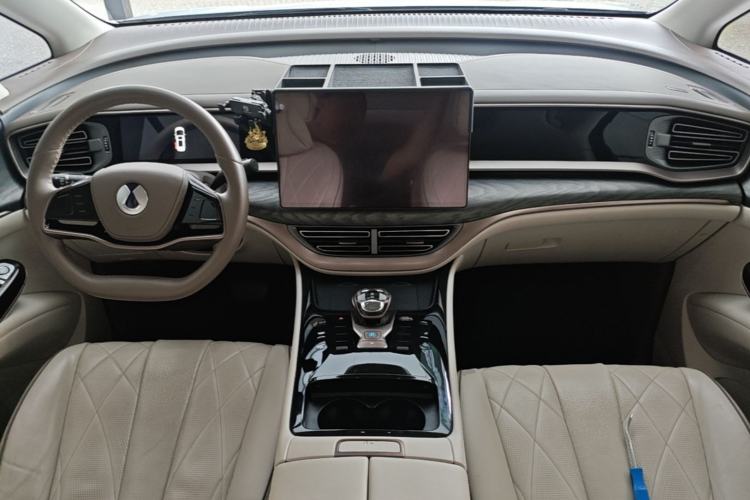 Used Denza D9 2022 DM-i 1040 Prestige Model Center Console