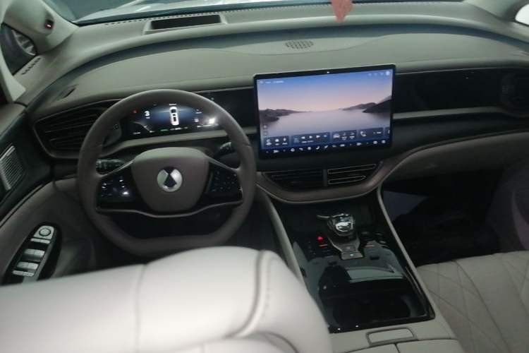 Used Denza D9 2022 DM-i 970 Four-Wheel Drive Flagship Model Center Console