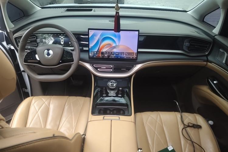 Used Denza D9 2022 DM-i 970 Four-Wheel Drive Prestige Model Center Console