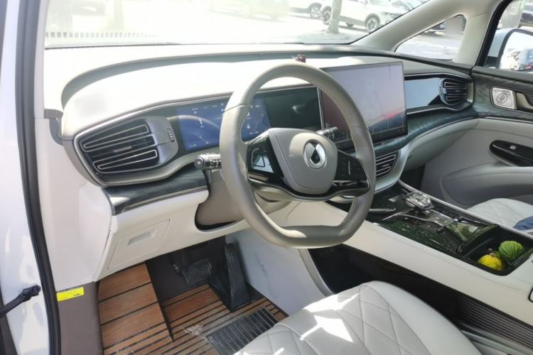 Used Denza D9 2022 DM-i 1040 Prestige Model Center Console