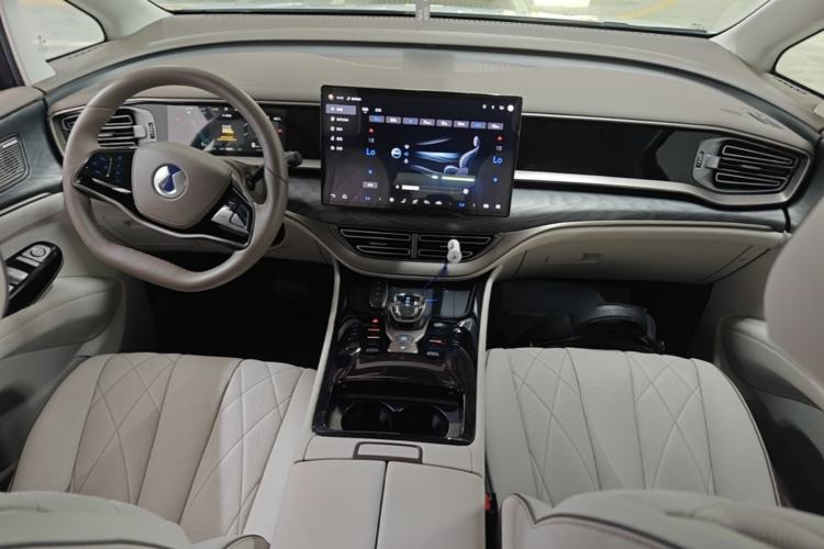 Used Denza D9 2022 DM-i 1040 Prestige Model Center Console