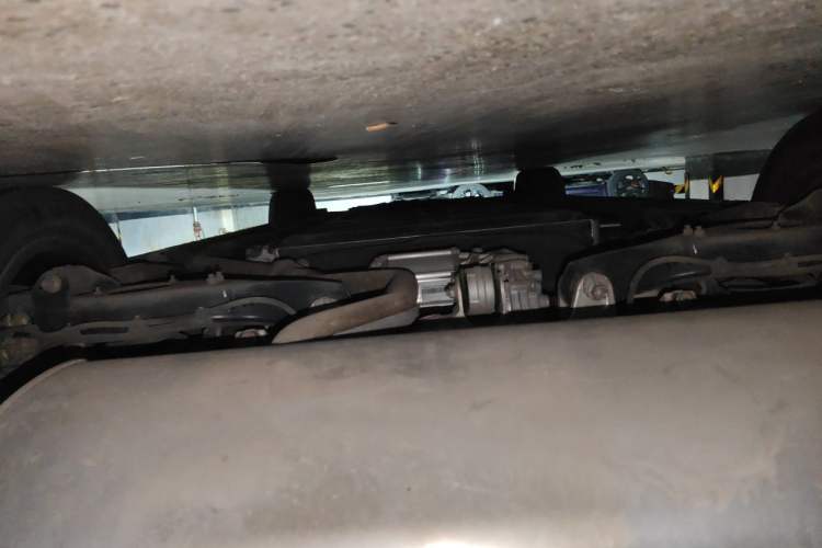 Used Denza D9 2022 DM-i 970 Four-Wheel Drive Prestige Model Chassis Rear