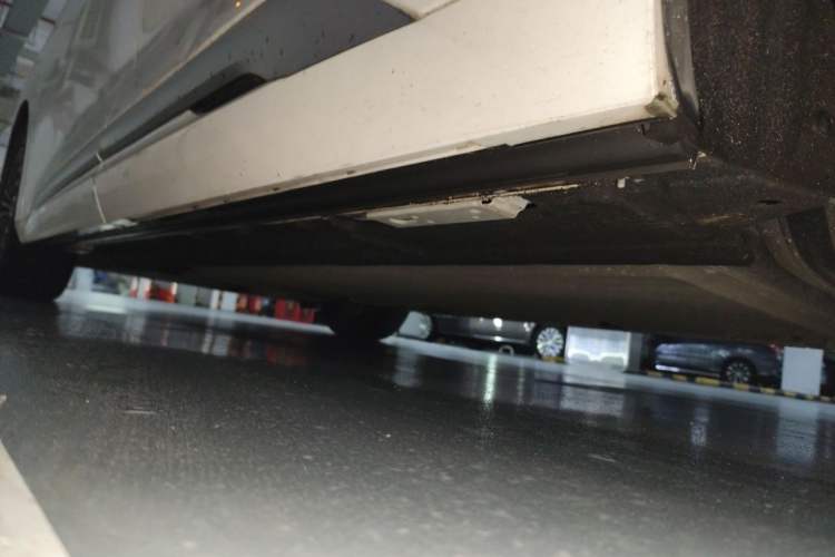 Used Denza D9 2022 DM-i 1040 Prestige Model Chassis Rear Left