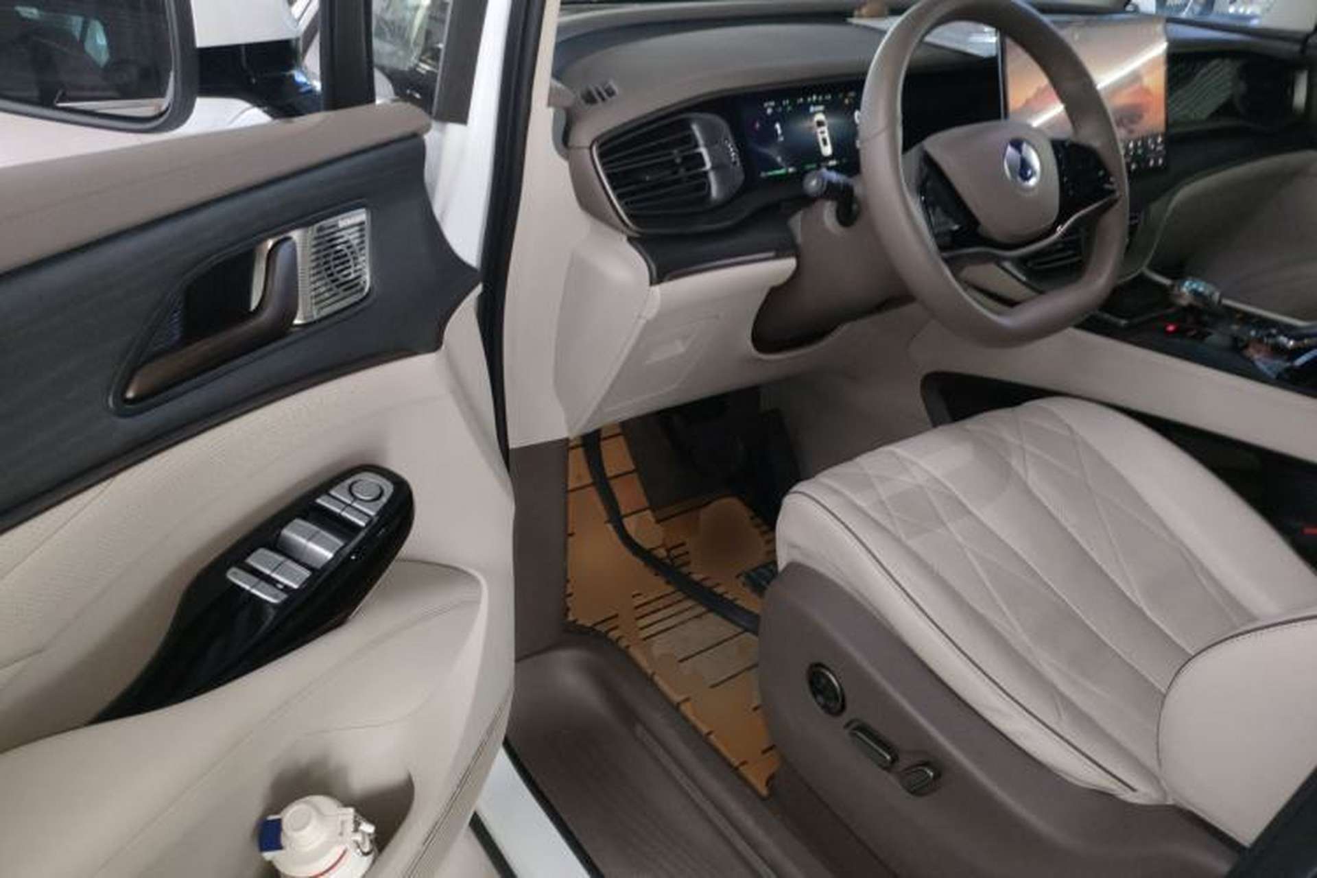 Used Denza D9 2022 DM-i 970 Four-Wheel Drive Prestige Model Driver Seat