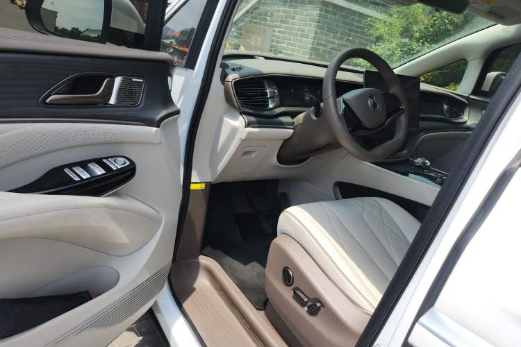 Used Denza D9 2022 DM-i 970 Four-Wheel Drive Prestige Model Driver Seat