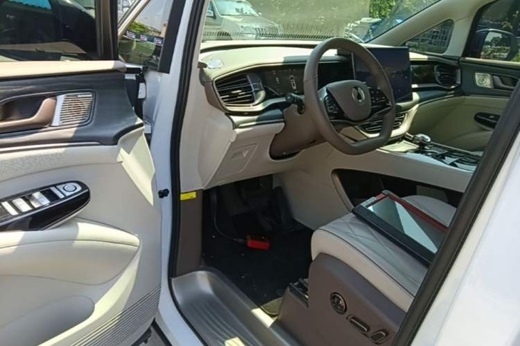 Used Denza D9 2022 DM-i 970 Four-Wheel Drive Flagship Model Driver Seat