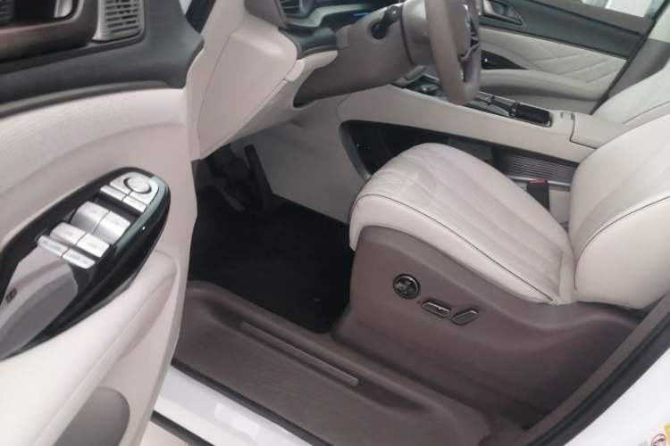 Used Denza D9 2022 DM-i 970 Four-Wheel Drive Flagship Model Driver Seat