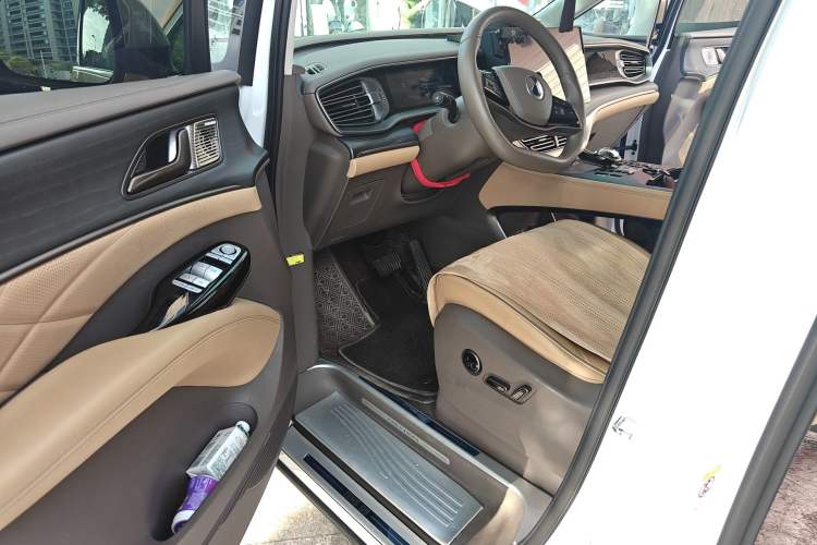 Used Denza D9 2022 EV 600 Four-Wheel Drive Prestige Model Driver Seat